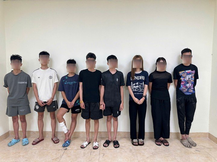 Một số thanh niên trong nhóm 16 đối tượng điều khiển xe máy không gắn biển kiểm soát, không đội mũ bảo hiểm, chạy tốc độ cao. (Ảnh: Công an Hà Nội)