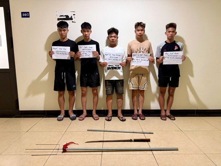 Nhóm đối tượng mang theo hung khí gây náo loạn đường phố Hà Nội. (Ảnh: Công an Hà Nội)