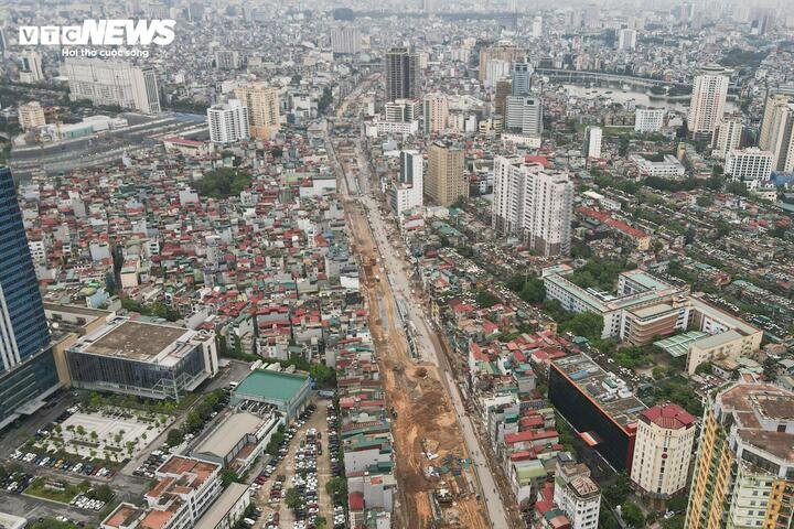 UBND TP Hà Nội vừa yêu cầu các sở, ngành và đơn vị liên quan khẩn trương tháo gỡ các khó khăn, vướng mắc để đẩy nhanh tiến độ Dự án đầu tư xây dựng đường Vành đai 1, đoạn Hoàng Cầu - Voi Phục. Thành phố đặt mục tiêu thông xe toàn tuyến trước ngày 2/9 và hoàn thành dự án trong năm 2026.