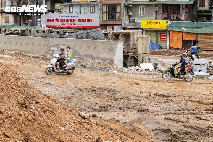 Cùng chung tâm trạng, chị Minh Nguyệt (phường Giảng Võ), chủ một cửa hàng kinh doanh trên phố La Thành hơn 30 năm, cho biết người dân hoàn toàn ủng hộ dự án vì đây là công trình giao thông quan trọng của Thủ đô. Tuy nhiên, việc thi công kéo dài khiến hoạt động buôn bán bị ảnh hưởng đáng kể, trong khi nền đường thấp hơn mặt bằng nhà dân khiến việc đi lại rất bất tiện. Chị mong đơn vị thi công đẩy nhanh tiến độ, đồng thời bố trí các lối đi tạm để tạo thuận lợi cho người dân trong thời gian công trường vẫn đang triển khai.