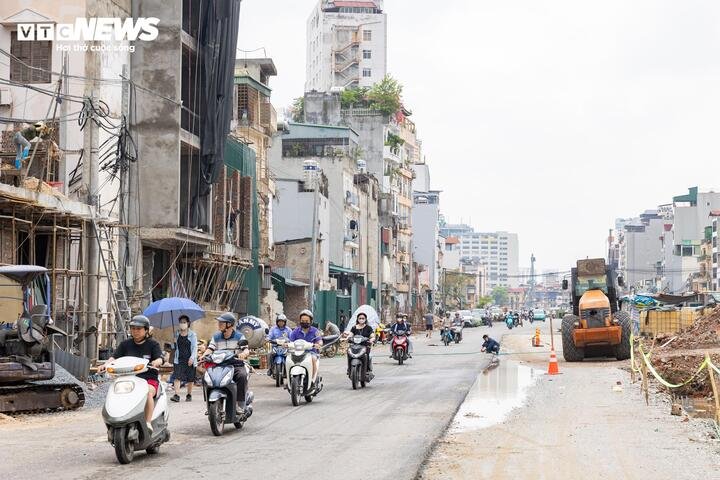 Dự án đường Vành đai 1, đoạn Hoàng Cầu - Voi Phục có chiều dài khoảng 2,27km, tổng mức đầu tư hơn 7.200 tỷ đồng, từng được dư luận gọi là tuyến đường