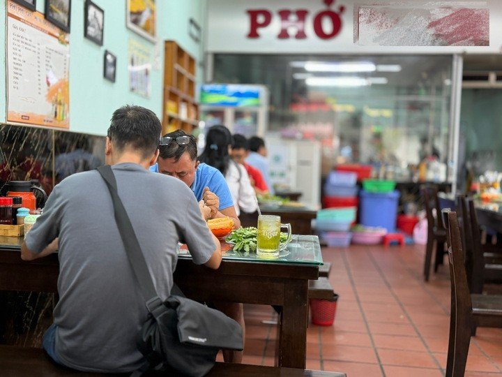 Giá xăng đã giảm mạnh so với cuối tháng 3 nhưng nhiều quán phở tại TP.HCM vẫn giữ nguyên giá bán.
