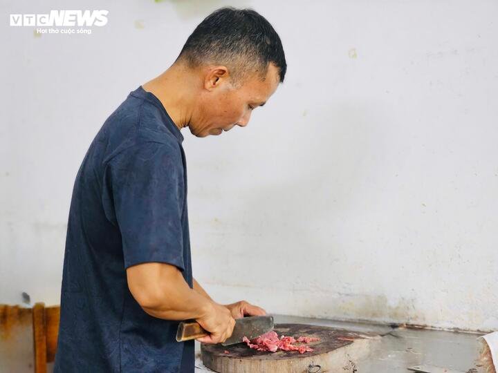 Theo các chủ quán, chi phí nguyên liệu, đặc biệt là thịt bò, vẫn ở mức cao.