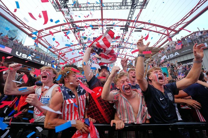 Bên cạnh bán vé, FIFA còn hướng tới việc bán trải nghiệm cho người hâm mộ. (Ảnh: AP)