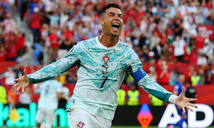 Cristiano Ronaldo ghi bàn gỡ hòa 1-1 cho Bồ Đào Nha trong trận gặp Croatia ở vòng 1/16 World Cup 2026. (Ảnh: Reuters)