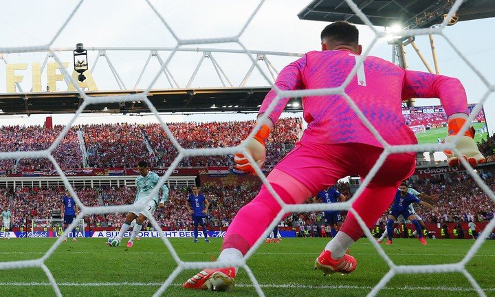 Chuyên gia bắt phạt đền Dominik Livakovic bị Ronaldo đánh lạc hướng trong tình huống đối mặt. (Ảnh: Reuters)