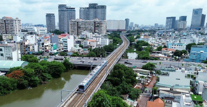 TP.HCM tăng cường đầu tư hạ tầng, giao thông phục vụ người dân.