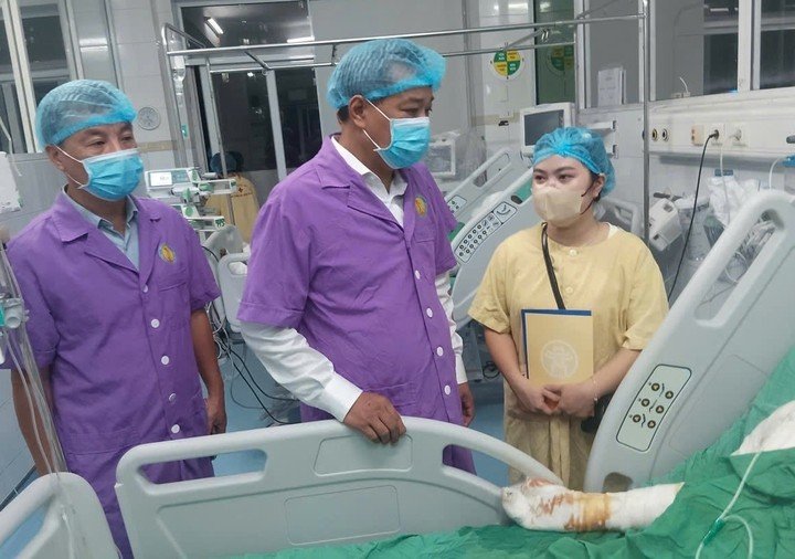 Phó Giám đốc Sở Y tế Hà Nội Đinh Hồng Phong thăm hỏi nạn nhân vụ cháy.