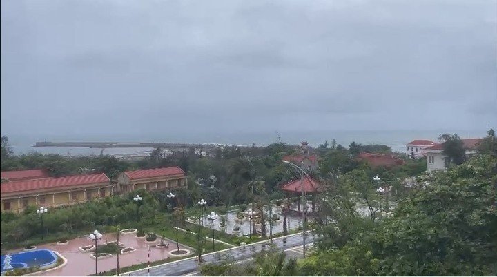 Sáng 4/7, đặc khu Bạch Long Vĩ đã có gió Tây Bắc cấp 7, cấp 8, giật cấp 9, trời mưa nhỏ, mưa vừa.