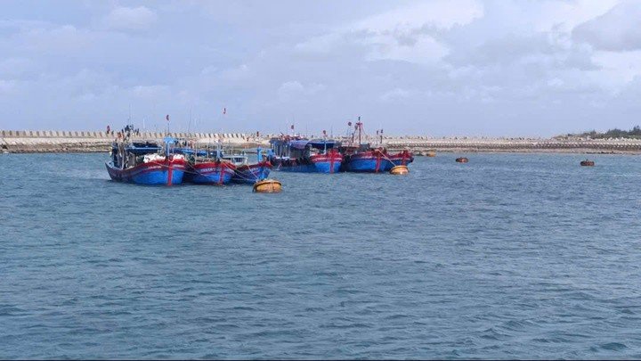 136 phương tiện hoạt động trên vùng biển vào tránh trú tại âu cảng Bạch Long Vĩ an toàn, không còn phương tiện tàu cá hoạt động trên biển.
