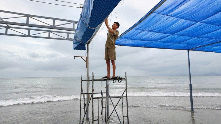 Người dân gia cố, di chuyển vật dụng trước khi bão số 1 đổ bộ.