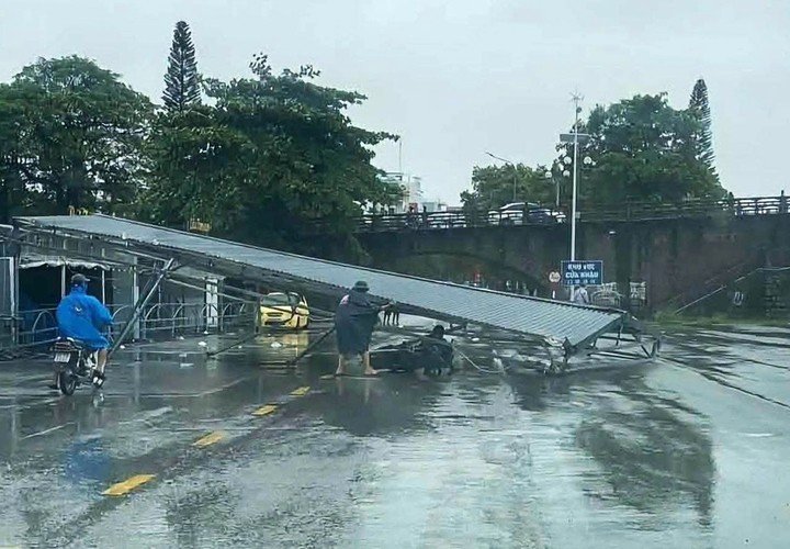 Mái tôn bị gió bão hất văng.