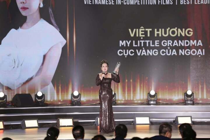 Việt Hương xúc động khi nhận giải