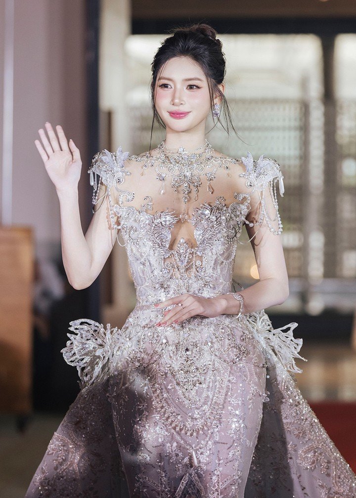 Ông Phạm Duy Khánh - đại diện đơn vị nắm bản quyền cho biết việc chọn Thu Uyên dựa trên nhiều tiêu chí như hình ảnh, khả năng hội nhập, tinh thần học hỏi và định hướng phát triển gắn với các giá trị bền vững của tổ chức Miss Earth.