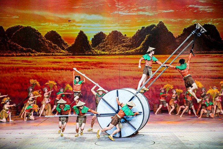 Các nghệ sĩ thực hiện những màn trình diễn kỹ thuật trên không, kết hợp ngôn ngữ múa, xiếc và hiệu ứng sân khấu để tái hiện những lát cắt giàu cảm xúc.