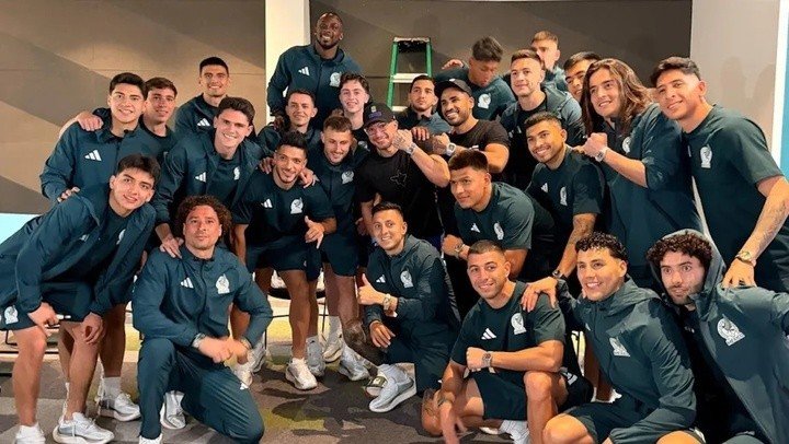 Mexico nhận đồng hồ từ Steve Willdoit (áo đen, chính giữa).