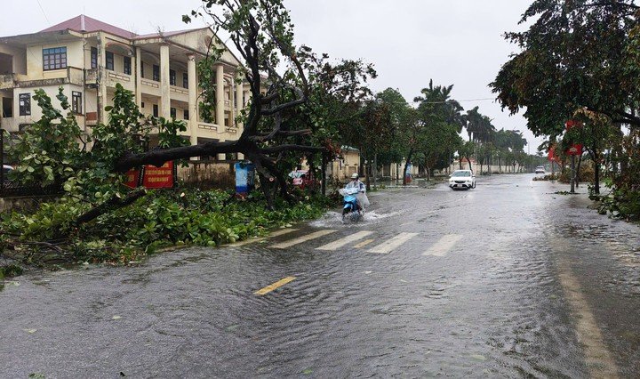 Sáng 5/7, một số địa phương tại Quảng Ninh tiếp tục có mưa nhỏ, đường phố ngập úng nhẹ.