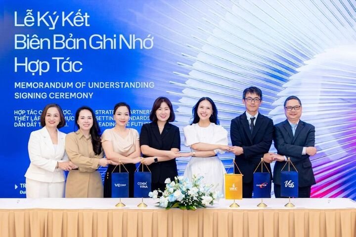 Lễ ký kết hợp tác chiến lược giữa Trung tâm Triển lãm Việt Nam (VEC) và các đối tác COEX, Chan Chao International, VEAS (Minh Vi), VCCorp ngày 1/7/2026, đánh dấu bước tiến mới trong việc phát triển các triển lãm và sự kiện quốc tế, thúc đẩy giao thương và kết nối doanh nghiệp toàn cầu.
