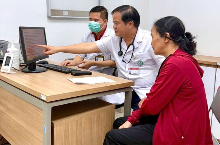 Giám đốc Bệnh viện Bạch Mai Đào Xuân Cơ trực tiếp bắt mạch, khám lâm sàng, giải thích kết quả và tư vấn chế độ điều trị, dinh dưỡng cho nhiều thương bệnh binh, người có công và người cao tuổi.