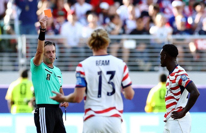 Folarin Balogun (bên phải) bất ngờ được FIFA xóa thẻ đỏ.