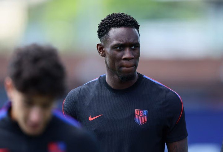 FIFA xóa thẻ đỏ cho Folarin Balogun sau cuộc gọi với ông Trump. (Ảnh: Reuters)