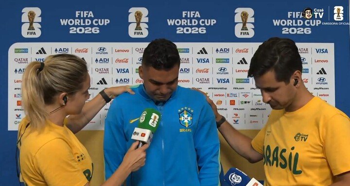 Casemiro được phóng viên động viên trong lúc phỏng vấn - Ảnh chụp màn hình