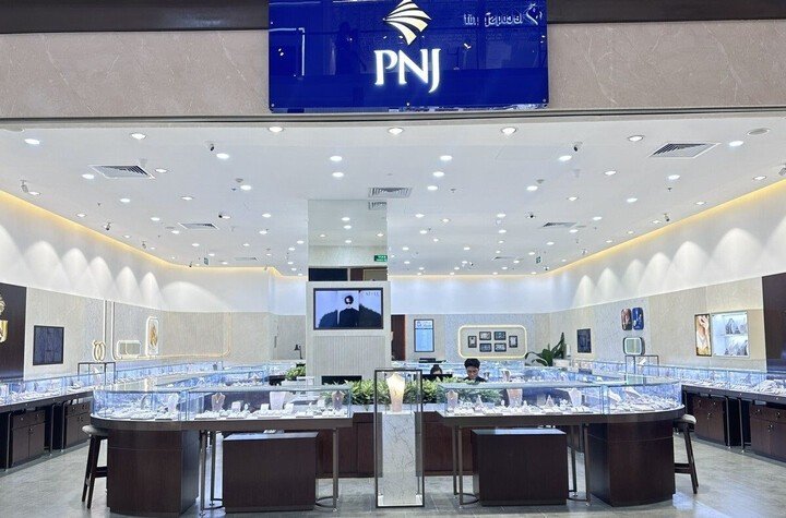 Cổ phiếu PNJ bị bán tháo, nằm sàn phiên thứ hai liên tiếp.