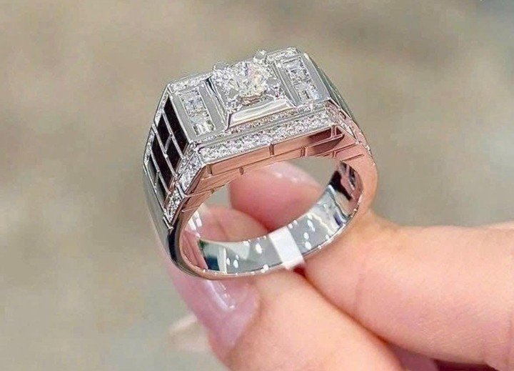 Lượng hàng tồn kho kim cương tăng tạm thời do nhu cầu bán lại của khách hàng gia tăng sau sự cố. (Ảnh: Đ.V)