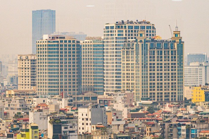 Nhiều nhà đầu tư băn khoăn có nên xuống tiền lúc này? (Ảnh: Minh Đức).