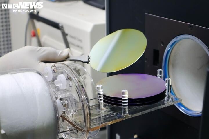 Quá trình này làm bề mặt wafer hình thành lớp cách điện để bảo vệ nó.