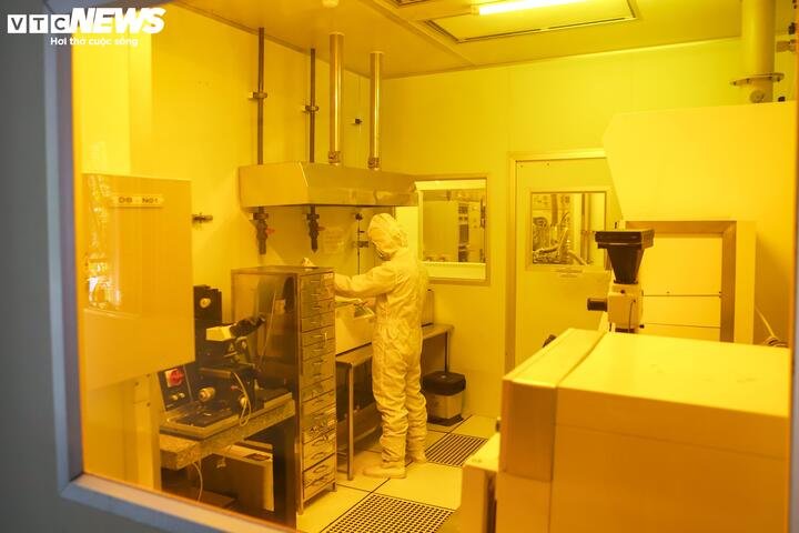Bước tiếp theo, các wafer được quang khắc trong phòng sạch đạt chuẩn Class 1.000. Tại đây, cấu trúc linh kiện bán dẫn được hình thành dựa trên các bộ mặt nạ (mask) do Viện thiết kế, với độ chính xác ở cấp độ micro hoặc nhỏ hơn.