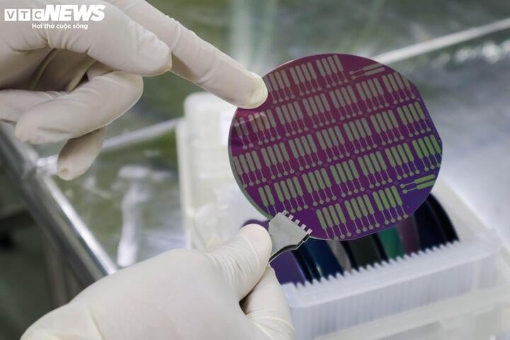 Lúc này, tấm wafer silic đã được “in” lên bề mặt các mẫu mạch vi mô theo đúng thiết kế. Sau đó, nhà khoa học sẽ cắt vật liệu ra thành từng con chip riêng lẻ để sử dụng trong các linh kiện điện tử như cảm biến, điện thoại, máy tính, thiết bị y tế…