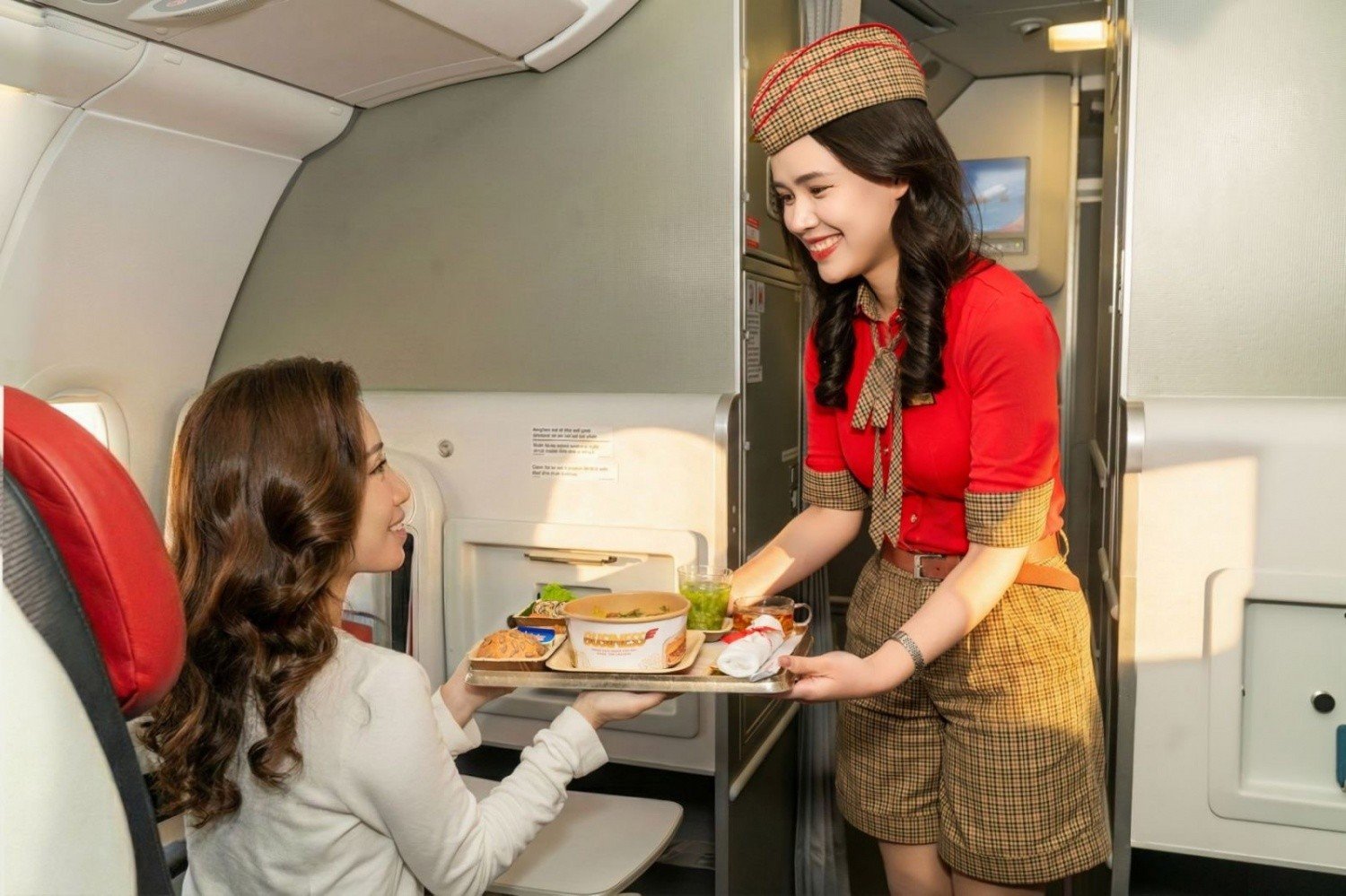 07-1783408895-uu-dai-lon-thang-7-hang-tram-nghin-ve-0-dong-cung-co-hoi-mua-ve-giam-20-tren-khap-mang-bay-vietjet