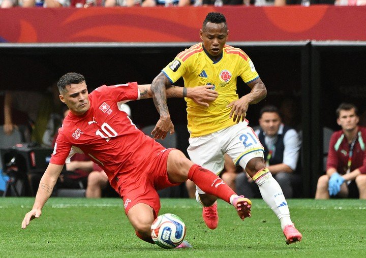 Thụy Sỹ và Colombia bất phân thắng bại trong 4 hiệp. (Ảnh: Reuters)