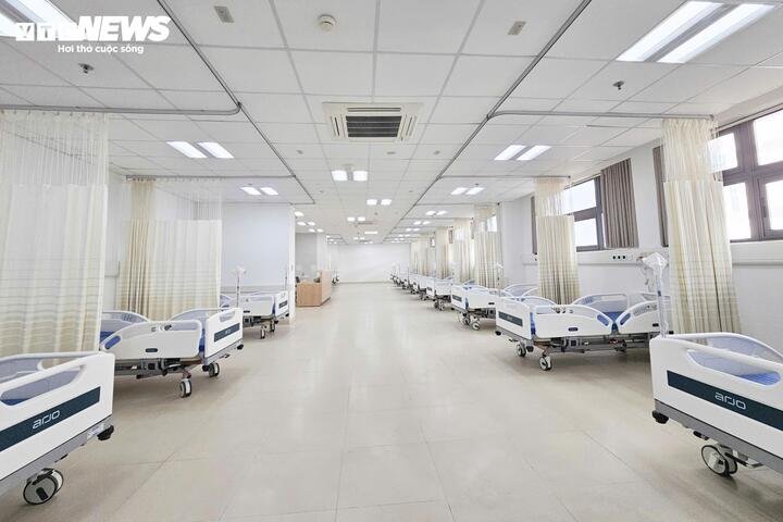 Tại cơ sở mới, hệ thống giường bệnh nội trú được đầu tư hiện đại, thiết kế đồng bộ, đáp ứng yêu cầu chăm sóc và điều trị cho người bệnh trong thời gian nằm viện.