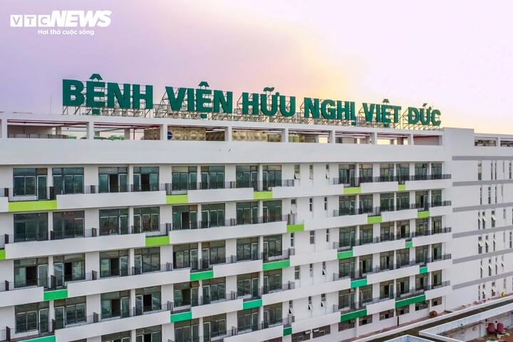 Ngày 6/7, đoàn thẩm định cấp giấy phép hoạt động của Cục Quản lý Khám, chữa bệnh (Bộ Y tế) kiểm tra toàn diện các điều kiện hoạt động của bệnh viện Việt Đức cơ sở Ninh Bình. Cơ sở mới được đánh giá đáp ứng điều kiện để được cấp giấy phép, sẵn sàng khai trương vào ngày 9/7.