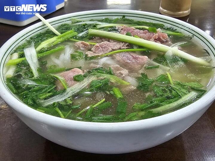 Hiện những tô bún, phở giá 30.000 đồng gần như đã bị 