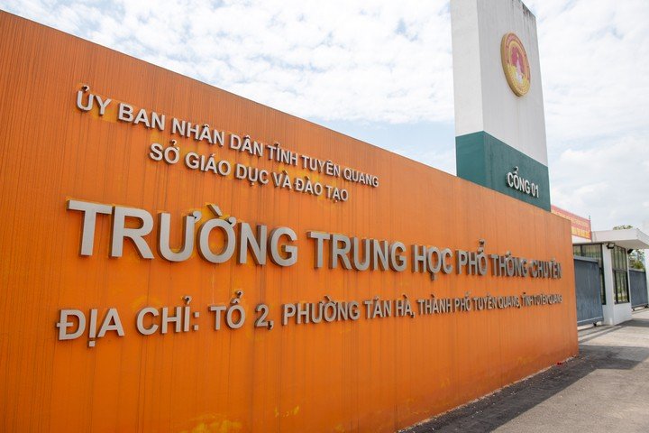 Trường THPT chuyên Tuyên Quang.