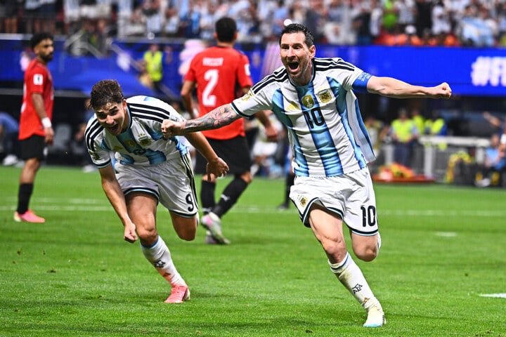 Messi (số 10) ăn mừng bàn thắng thứ hai của Argentina trước Ai Cập. (Ảnh: AP)
