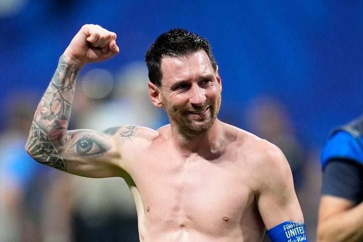 Messi bật khóc sau chiến thắng của đội nhà. (Ảnh: Reuters)
