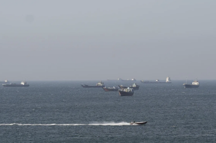 Tàu thuyền tại eo biển Hormuz ngoài khơi Musandam, Oman. (Ảnh: Reuters)