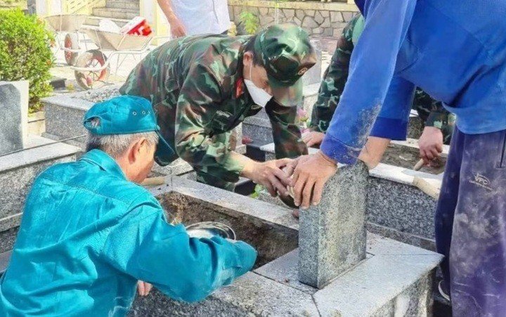 Lực lượng chức năng khai quật mộ liệt sĩ phục vụ công tác lấy mẫu sinh phẩm tại Nghĩa trang Liệt sĩ xã Phú Vang (TP Huế)