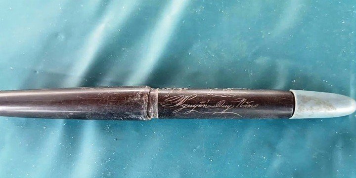 Cây bút khắc tên