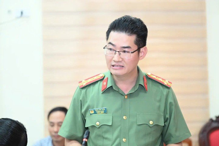 Đại tá Trần Anh Tuấn, Trưởng phòng Tham mưu Công an tỉnh Tuyên Quang thông tin tại họp báo. (Ảnh: P.A.)