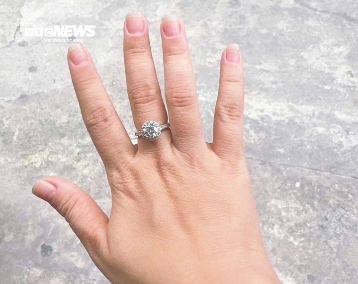 Nhiều người dân sở hữu kim cương đang có tâm lý hoang mang và mất niềm tin vào loại trang sức xa xỉ. (Ảnh: Đại Việt)