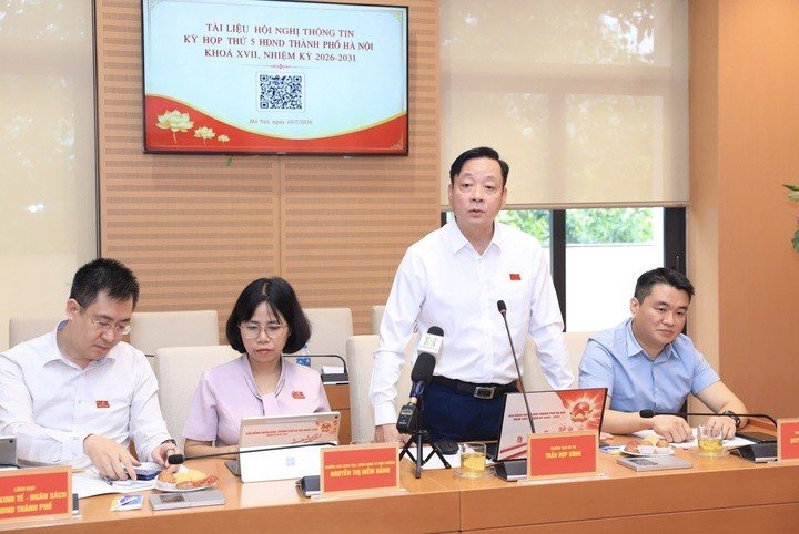 Trưởng ban Đô thị HĐND thành phố Trần Hợp Dũng thông tin tại họp báo.
