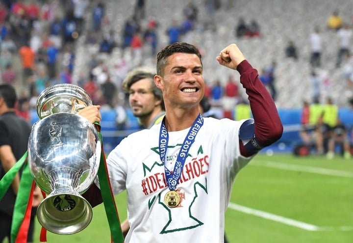 Cristiano Ronaldo giành chức vô địch EURO cùng đội tuyển Bồ Đào Nha vào năm 2016. (Ảnh: @cristiano/Instagram)