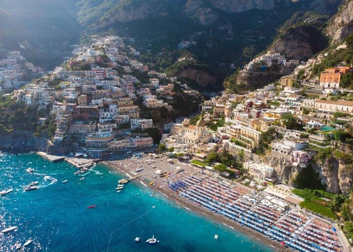 Thị trấn vách đá Positano trên bờ biển Amalfi của Italy. (Ảnh: Pexels)