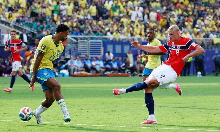 Haaland chỉ kém Messi, Mbappe 1 bàn ở World Cup 2026. (Ảnh: Reuters)