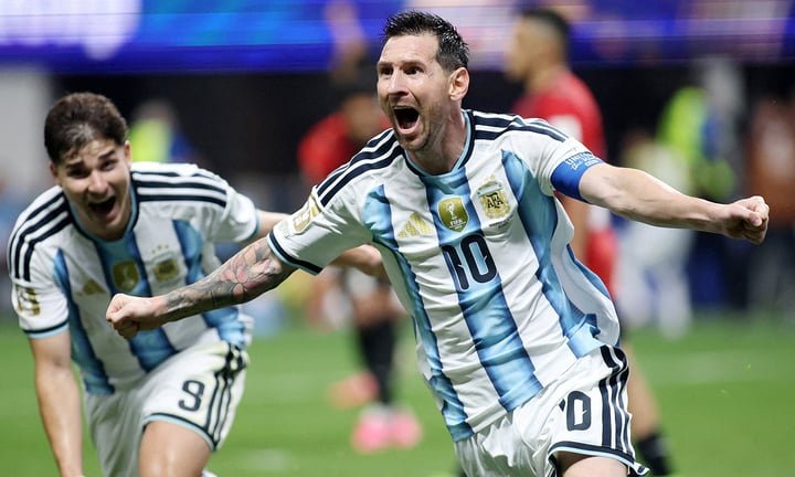 Messi gồng gánh Argentina vượt qua khó khăn. (Ảnh: Reuters)